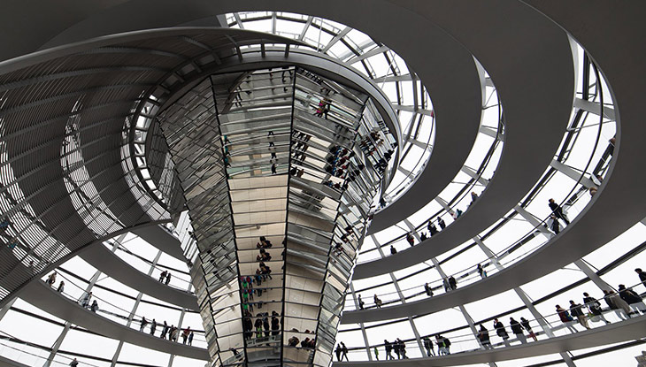 Grimme Lab: Blick in die Kuppel des Bundestags.