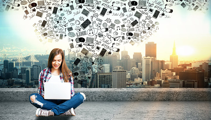 Eine junge Frau mit Laptop vor einer Großstadtkulisse entwickelt kreative Ideen.