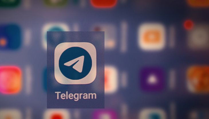 Telegram-Icon vor unscharfem Smartphone-Display. Montage: Michael Schnell / Grimme-Institut